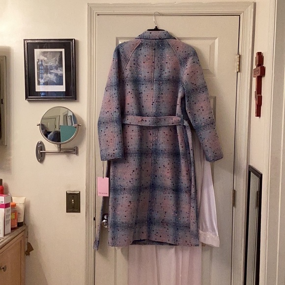 Double breasted wool blend coat with matching belt. - Picture 3 of 6